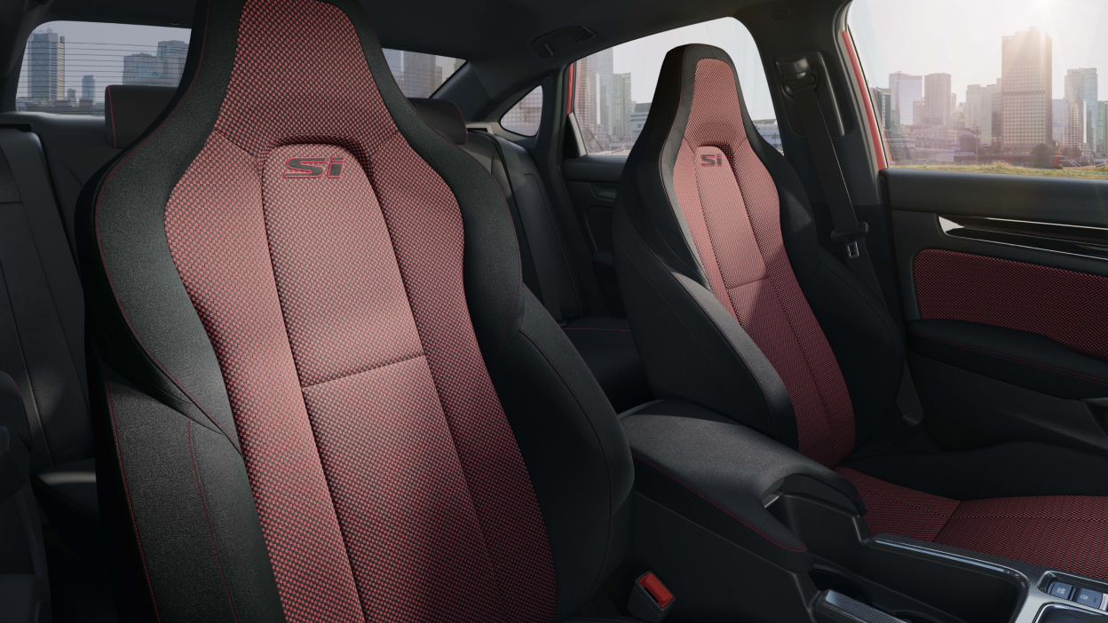 Medium closeup of red and black front row sports seats with “Si” badging.